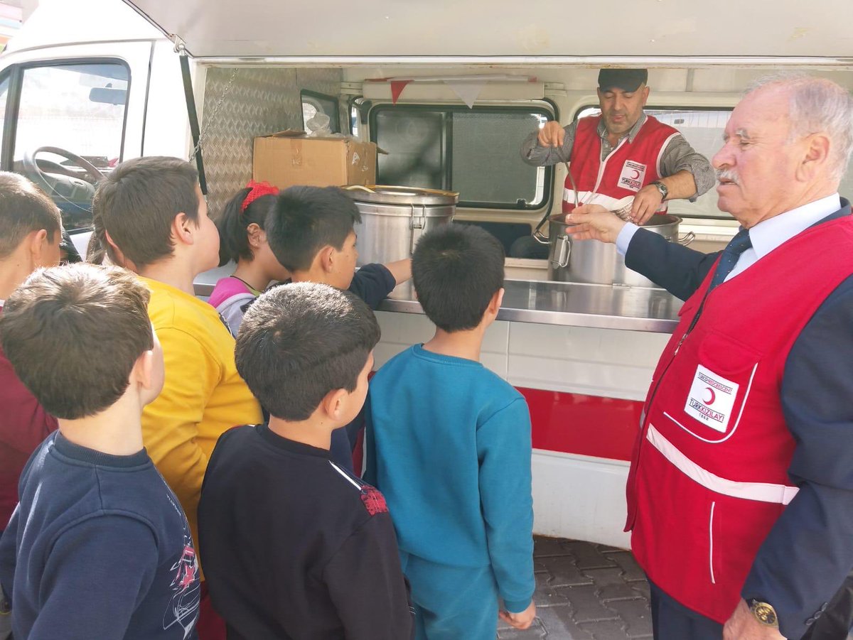 kizilayankara's tweet photo. Etimesgut Şubemizin girişimiyle Abdurrahim Karakoç İlkokulunda düzenlenen kan bağışı etkinliğinde Aş Ocağımız tarafından yapılan 1.500 kişilik çorba dağıtımı yapılmıştır. https://t.co/SlOGYH9XZz