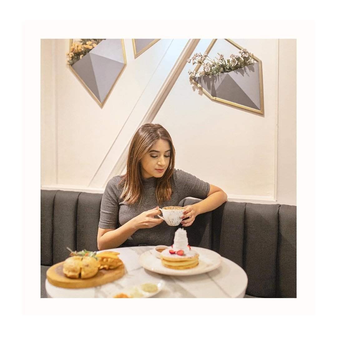 Poetrybylnc's tweet photo. Good conversations spark here ✨ #OnlyatPoetry photo courtesy: @aashnashroff
.
.
.
#PoetrybyLnC #PoetrybyLoveandCheesecake #PoetryMumbai #OnlyAtPoetry #Bandra #KamalaMills #KalaGhoda #Juhu #FoodLovers #mumbai #mumbaifoodlovers #mumbailifestyle #tastyfood #tasty #love https://t.co/g4Os9fAWo8
