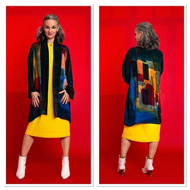 This lovely heavy viscose crepe painted jacket – black/grey with rich images of archways of the Colosseum.

The shawl collar style is flattering and drapes beautifully in this cloth.

Fits a UK 10/14 + – and can be commissioned in a larger or smaller size and in bespoke colo…