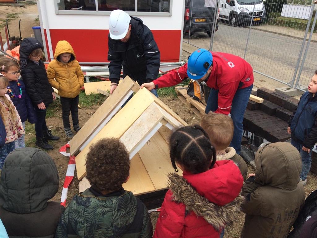 JohnPlum4's tweet photo. Hoe leuk is dit! Groep 1&amp;2 basisschool Thorn iets leren over bouwen #jeugdheeftdetoekomst @wonenlimburg @VanWijnenGroep https://t.co/W8pHjmaoNM
