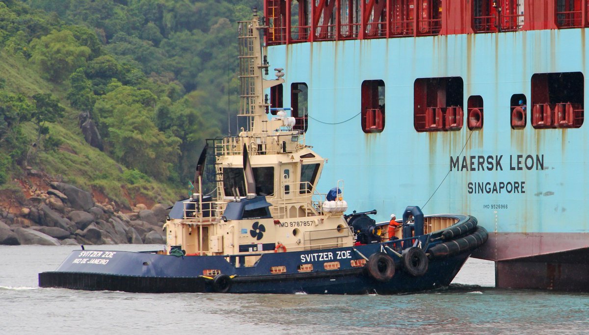 SvitzerGlobal's tweet photo. In São Paulo, Brazil, where samba dancing and football are local passions, the Svitzer Zoe is in position ready to guide the Maersk Leon into the Port of Santos, the busiest container port in Latin America #svitzer #teamsvitzer https://t.co/GDOnsG9ABV