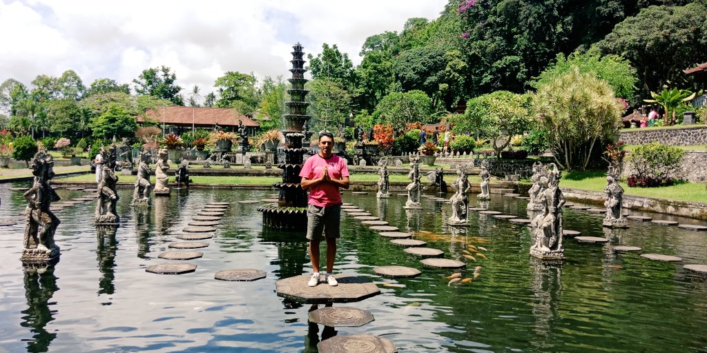 YannKimplay's tweet photo. 🔜🆕 Vendredi: Vlog BALI - Water Palaces🎥
Des palaces sur ⛲l'eau⛲🚣, des 🏰lieux chargés d'histoire🏯 et un mythe balinais qui va tomber, voilà le programme vendredi soir😉 https://t.co/Pgcp6iVxX2