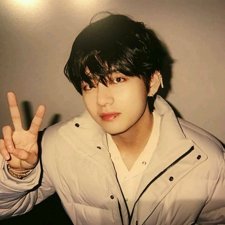 teya_chwe's tweet photo. 💜 Mr. Kim Taehyung with his "V" sign pose 💜

#REG7BB @BTS_twt https://t.co/wGQhKh1ppq