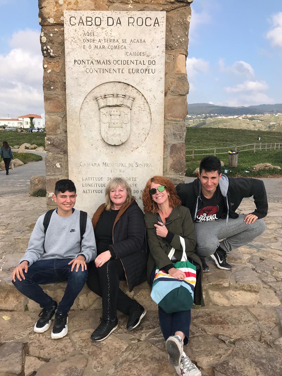 SantNicolau's tweet photo. @EUErasmusPlus #Portugal
Seguim contribuint a revertir el canvi climàtic, plantant arbres a un bosc cremat, i coneixent la zona de #Sintra, visitant el Cabo da Roca, l'extrem més occidental d'Europa.
"Aqui… onde a terra se acaba e o mar começa…"
#ClimateChangeReady https://t.co/v6qHJhJl4y