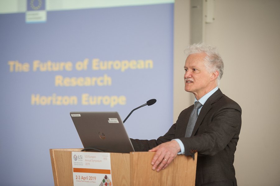 ILSI_Europe's tweet photo. @BarendVer @EUScienceInnov talks about the future of the European Research @EU_H2020 which is catalysing and aligning research and innovation to address #nutrition for sustainable and #healthydiets,  environmentally sustainable and circular food systems #FOOD2030 #IEAS2019 https://t.co/NOeCFb95vC