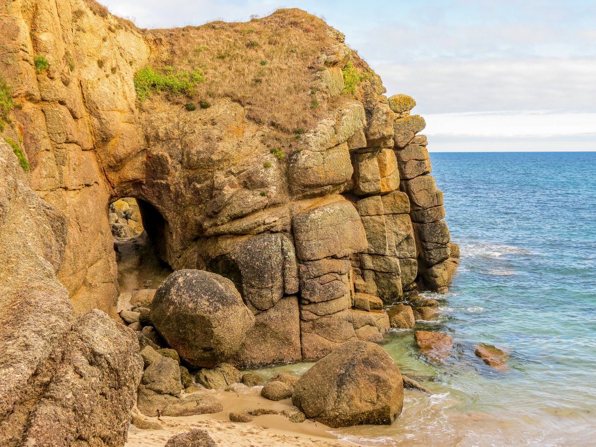 Ebbing tide at Porthgwarra #50beachesofwestcornwall <a href="/StAubynCottages/">St Aubyn Cottages</a>  @PlanetPenwith  <a href="/PenwithLP/">Penwith Landscape Partnership</a> <a href="/EvocativeCorn/">Evocative Cornwall</a>
