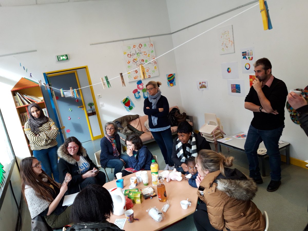 LeLocal_asso's tweet photo. Café Parents/Habitants du forum Rivaud. Réflexion sur la végétalisation du forum avec les habitants et Amélie du Service Espace Vert de @poitiersfr #dpah https://t.co/EMGGllRAiB