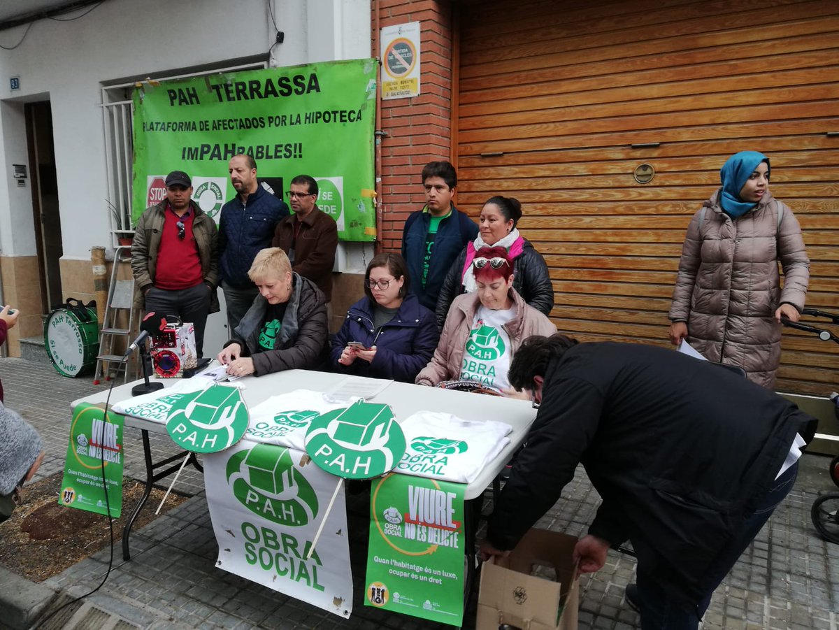 PAH_Trs's tweet photo. Hoy lanzamos #VivirNoEsDelito, la nueva campaña de la @ObraSocial_PAH en Cataluña contra la criminalización de las ocupaciones! #ViureNoEsDelicte 
Se va a hacer Rueda de prensa en varios municipios y se hablarán varios casos de familias que no han tenido mas remedio que ocupar https://t.co/4Hc7DOEzGB
