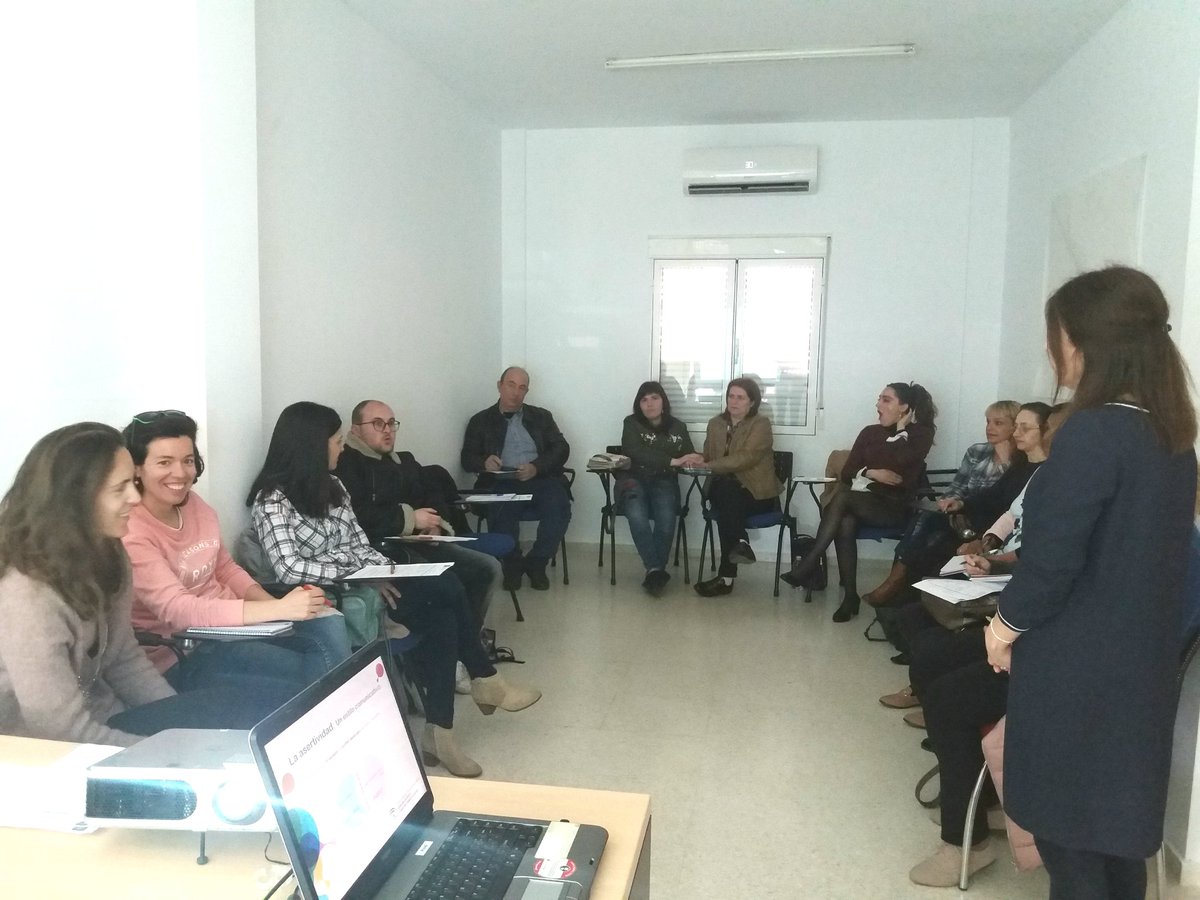 LanzaderaGuadix's tweet photo. En el @cadegranada, María del Carmen nos imparte un muy interesante #tallerDeComonicacion. Conocimiento de los elementos en la #Comunicacion #verbal🗣 #corporal 🙅‍♂️🙇‍♀️#emocional🙂☹. @Lanzaderas_EES @FundacionSMLRPH @fundacionTef @EU_Social @Ovaqueroromacho https://t.co/tq5QyvNK3t