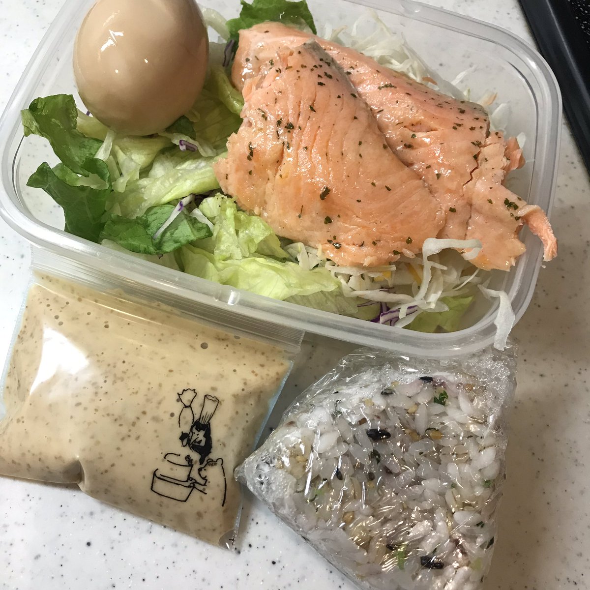 ゆ こまん V Twitter 自己満弁当の記録 ダイエット中のサラダ飯 セブンのサラダサーモンです 普段お魚食べないから 便利だし 美味しい 弁当 お昼ごはん サラメシ Ol弁当 お腹ペコリン部 料理好きな人と繋がりたい ぼっち飯 ダイエット中