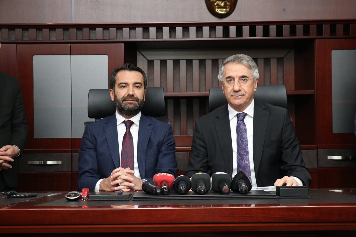 Halkımızın teveccühü ile omuzladığımız Elazığ Belediye Başkanlığı görevimize, şehrimize beş yıl süre ile hizmet eden Sayın  <a href="/23YANILMAZ/">Mücahit Yanılmaz 🇹🇷</a>’dan törenle devralıp “BİSMİLLAH” diyerek başladık. Rabbim bu ulvi görevi bizler için hayırlı hizmetlere vesile kılsın.
