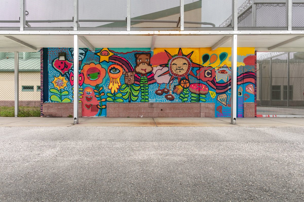 JusticeStudio1's tweet photo. Co-created a mural with @eve_n_odd...learned how to use @MontanaColors. Ready to conquer the world! 💎 #juvenilejustice #juveniledetention #artoutreach #rogueteachers https://t.co/YBR0OwDHpQ