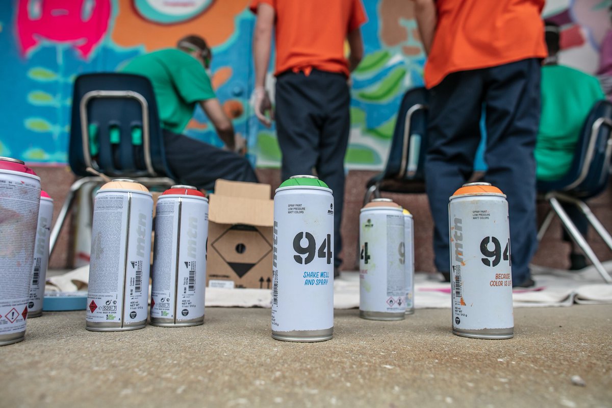 JusticeStudio1's tweet photo. Co-created a mural with @eve_n_odd...learned how to use @MontanaColors. Ready to conquer the world! 💎 #juvenilejustice #juveniledetention #artoutreach #rogueteachers https://t.co/YBR0OwDHpQ