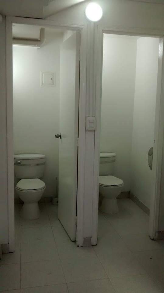 Se vende o arrienda local. Sector Unilago. Área 210 m2. Dos áreas privadas. Dos baterías de baño. Mezzanine. Zona comercial. Comunicarse al 6063272 o al 3127058312.