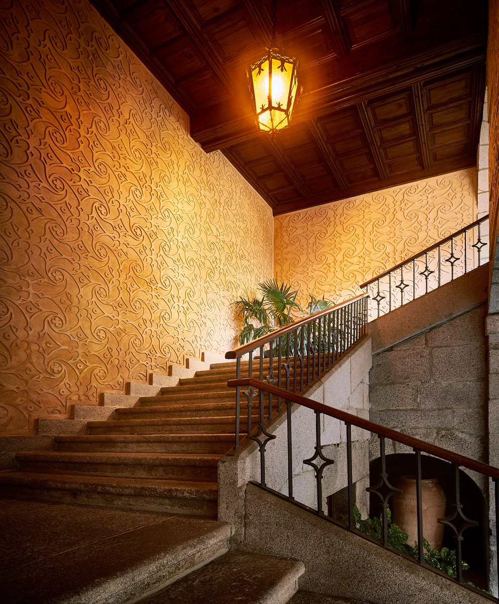 DYC_es's tweet photo. El esgrafiado segoviano es un tipo de decoración de origen mudejar. Lo podéis encontrar en el patio interior de la destilería ¿Y qué mejor forma de celebrar nuestro aniversario que plasmando esos motivos en la botella conmemorativa? #CelebremosLoQueSomos #60AniversarioDYC #DYC15 https://t.co/XoKJkqqTJ3