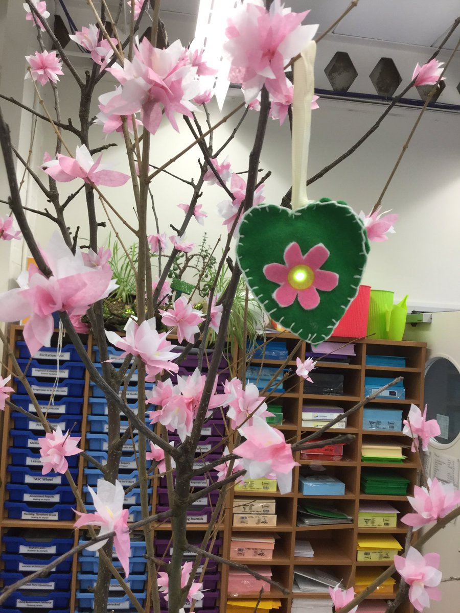 hypnodendron's tweet photo. @emmagoto is the perfect technophile collaborator. This project required creation, tinkering,debugging ,persevering. Proud of our lovely climate change e-textiles outcomes today. #winatplay #Showthelove https://t.co/67kuHU0Iol