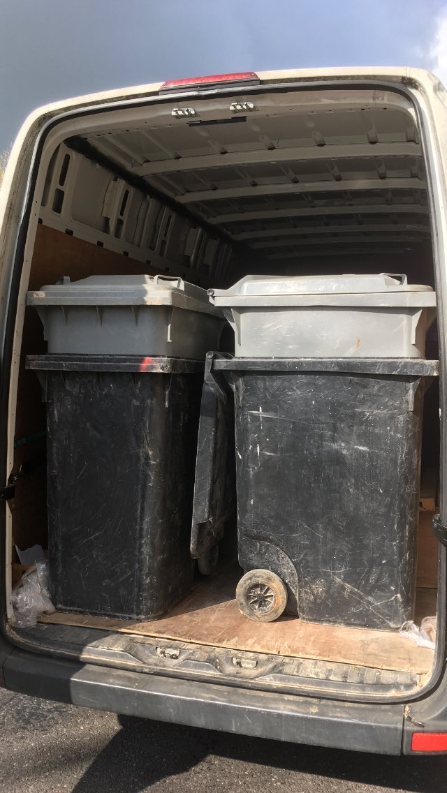 HendoDrive's tweet photo. wheelie bin busy today https://t.co/RaAElfR0hW