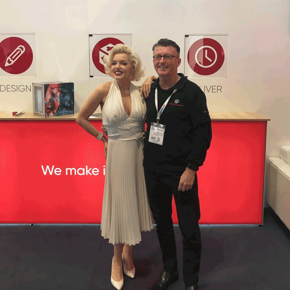 team_tecna's tweet image. First he was on the big screen, and now he's meeting all the celebs! Tecna UK's Sales Director, Neil Brown, is loving the fame at Sign and Digital UK 2019. 🤩

#tecna #tecnauk #tradeshow #tradeshowexhibitor #expodesign #expo #exhibit #exhibitdesign #expodisplay #famous #sduk19