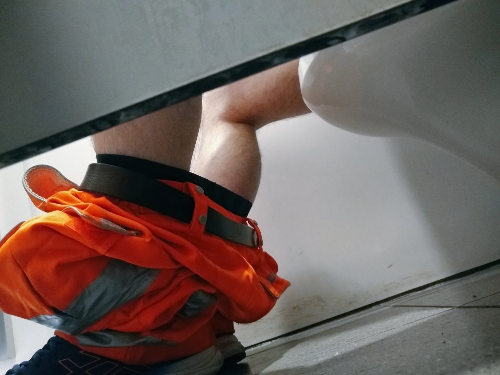 realanoncock's tweet photo. Workie lad knocking one out in a bog 😍 https://t.co/gKIl1oUDQ8
