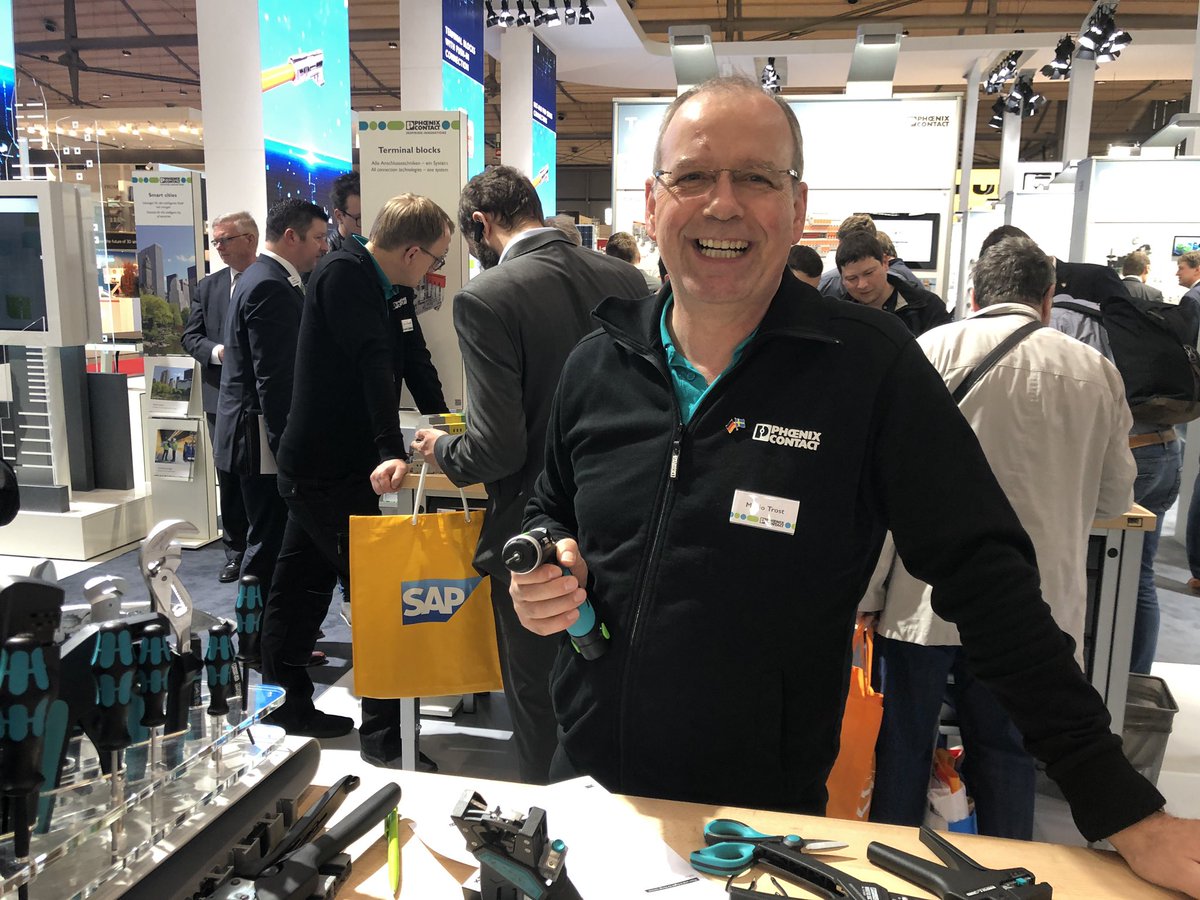 Andreas_Schr's tweet photo. The right #tool for every application by #PhoenixContact! Come and visit us at #HM19 to have a great hands-on experience in hall 9, booth F40! #TOOLfox #panelbuilding https://t.co/KfCf5fgDmT