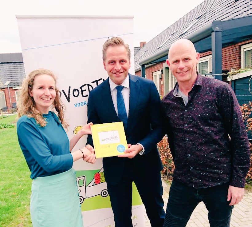 opvoedtakel's tweet photo. Vandaag nam minister @hugodejonge Opvoedtakel in ontvangst. Opvoedtakel is het boek voor élke ouder die het plezier in zijn gezin wil vergroten. #opvoedtakel belooft ook nog meer plezier in het gezin van @hugodejonge!💚 #positief #opvoeden #opvoedtakel #hugodejonge #Minister https://t.co/D2SvoqKp1L