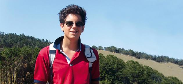 Rvaticanaitalia's tweet photo. Ecco chi era #CarloAcutis studente proclamato venerabile da #PapaFrancesco. Morto a 15 anni per una leucemia ha contagiato tutti per la sua gioia, la fede e la sua amicizia con Gesù Eucaristia Ascolta il documento sonoro  @vaticannews @Rvaticanaitalia https://t.co/MvJjT7YM20 https://t.co/qNwiQa5w76
