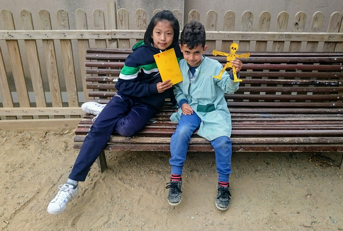 FET_Bellvitge's tweet photo. Aquestes padrines i aquests padrins, amb aquests fillols i aquestes filloles, són la canya✨
Avui s'han ajudat a conèixer millor l'#esquelet.
Ens encanta aquest #ApS 👏 😍 
#CuidemNos #AprenentatgeEntreIguals 

@FETeresiana @LHEDUCACIO @apscatalunya @BiblioBellvitge 
#Bellvitge https://t.co/JBdpJZIGtU