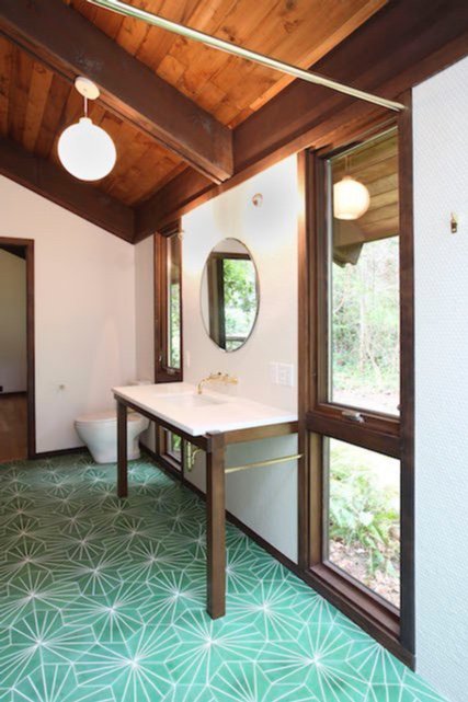 Architect Thomas Schaer of @SHEDseattle said of the remodel of this historic Gene Zema home: “He did not fuss around with fancy materials. There was a mantra that developed early in the design process: What would Gene do?”  ow.ly/VU2o50nA2YK

Photo: Mark Woods