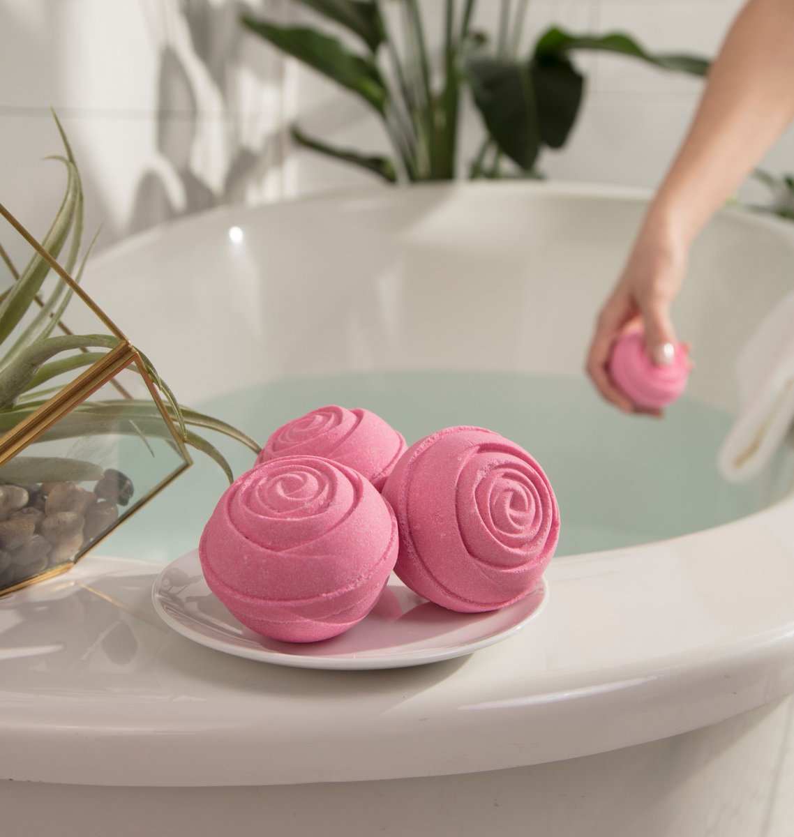 therealspada's tweet photo. April showers bring May flowers (&amp; baths) 🌹🛁  #roses #flowers #spring #AprilShowers #bathtime #bathbombs https://t.co/V883el40rl