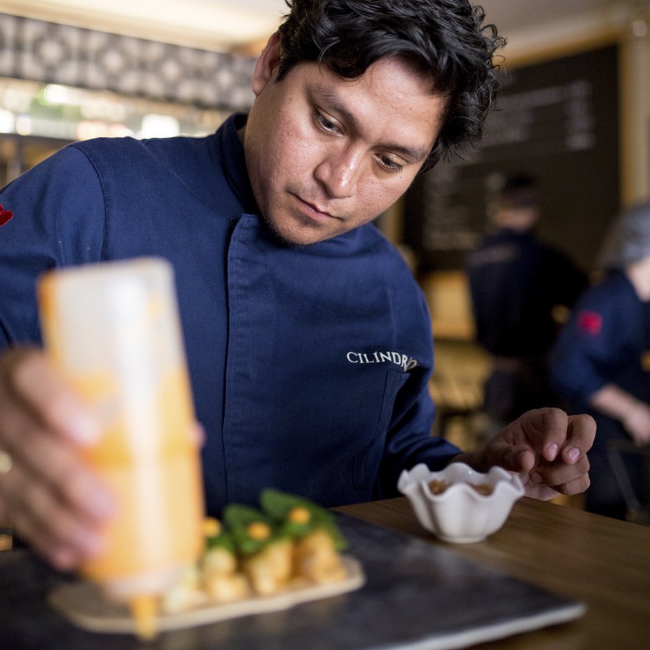 Creando sabores espectaculares, probando fusiones únicas 🍽
.
.
#cilindro #cilindrorestaurante #restaurantesmadrid #madrid #peruano #asturiano #gastronomy #foodies #foodiesmadrid