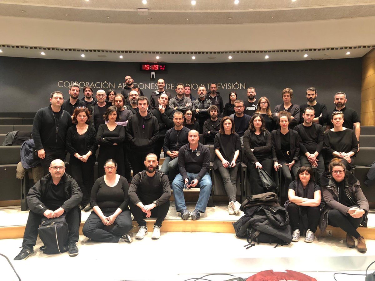 Es un primer paso. El 86 por ciento de la la plantilla ha ratificado el acuerdo alcanzado con la empresa. Aunque todavía queda mucho por conseguir. Flujos de trabajo, seguridad laboral, formación. Y estamos pendientes de los pliegos. <a href="/CARTV_/">CARTV</a> 
#JuevesNegrosATV