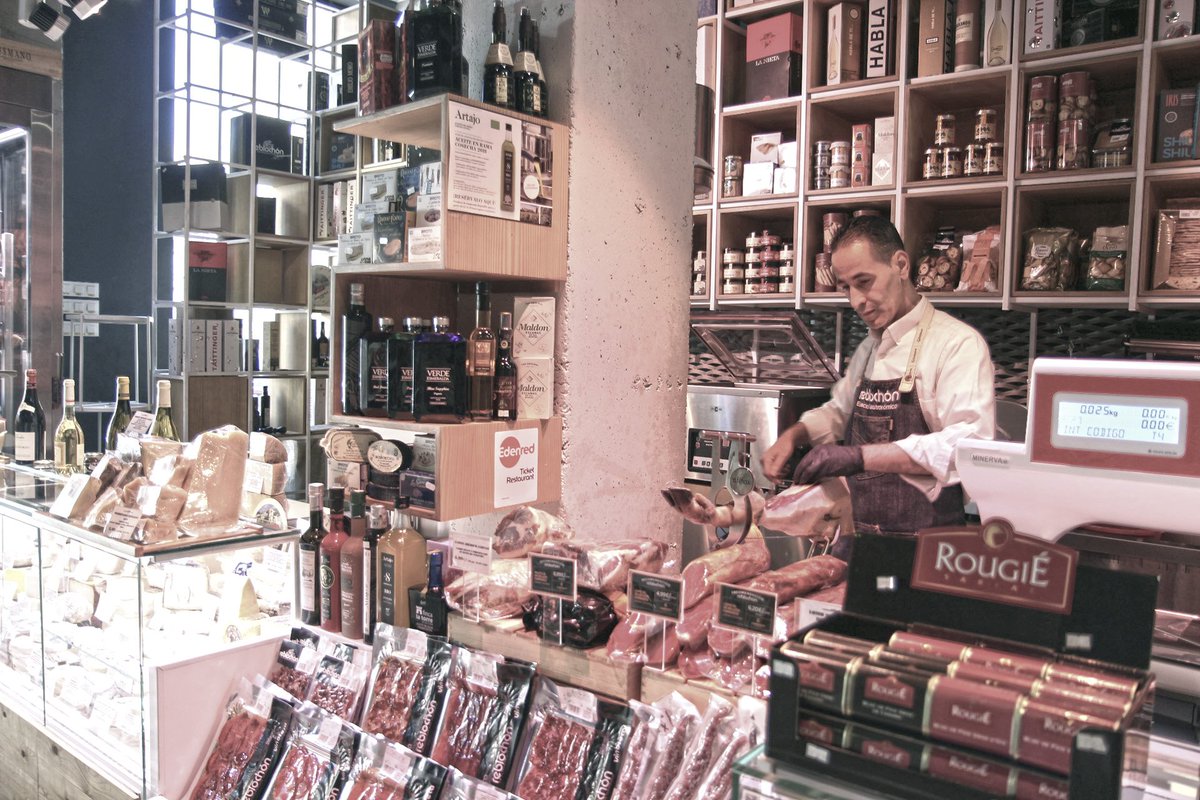 Tú sabes tan bien como nosotros que un ultramarinos es un templo de las conservas, los embutidos, los quesos y los productos gourmet. 

#ElReblochón #Ultramarinosilustrado #Montecarmelo #ClaraDelRey