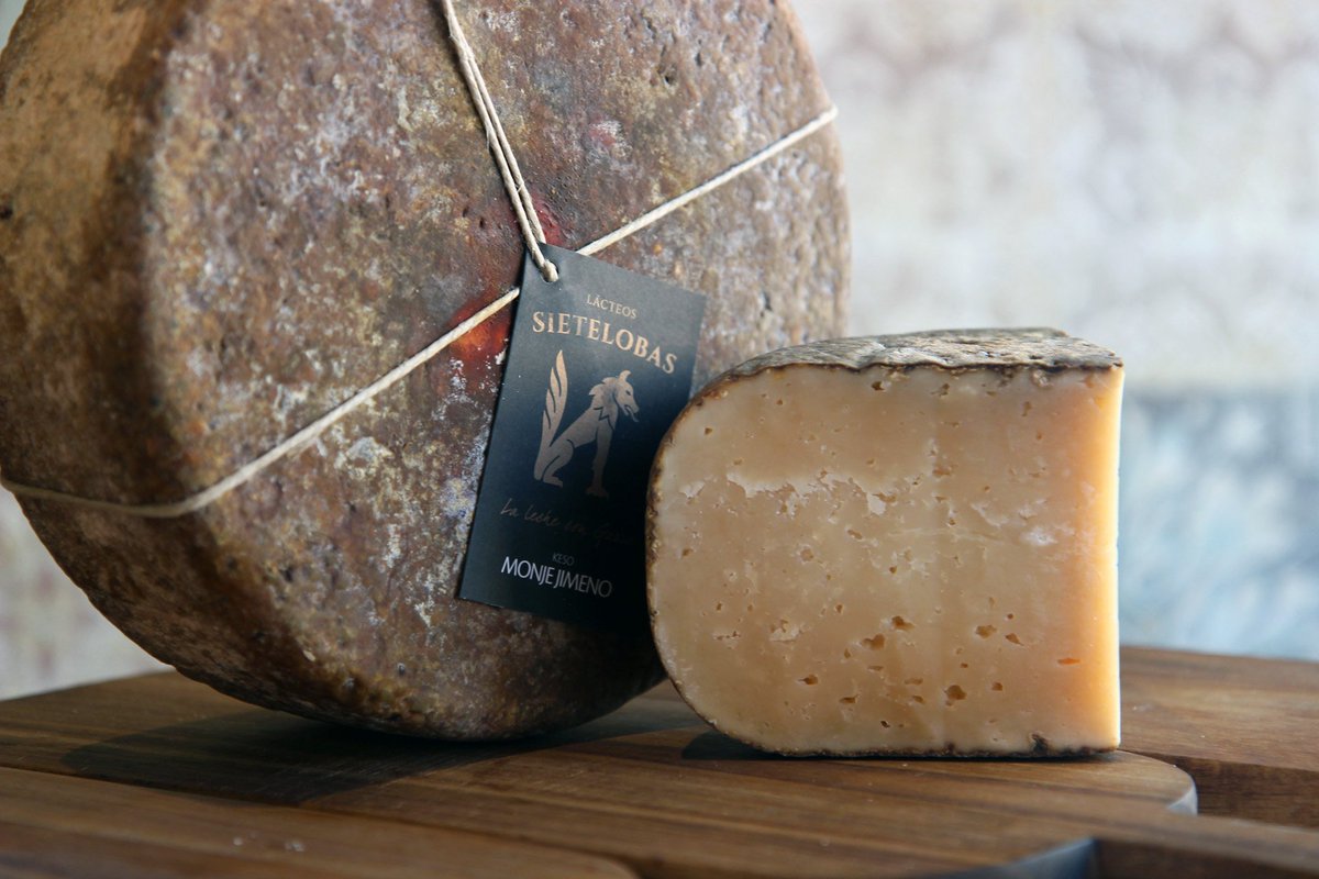 El queso es el salto de la leche hacia la inmortalidad y en una taberna no puede faltar. 

#ElReblochón #Ultramarinosilustrado #Montecarmelo #ClaraDelRey