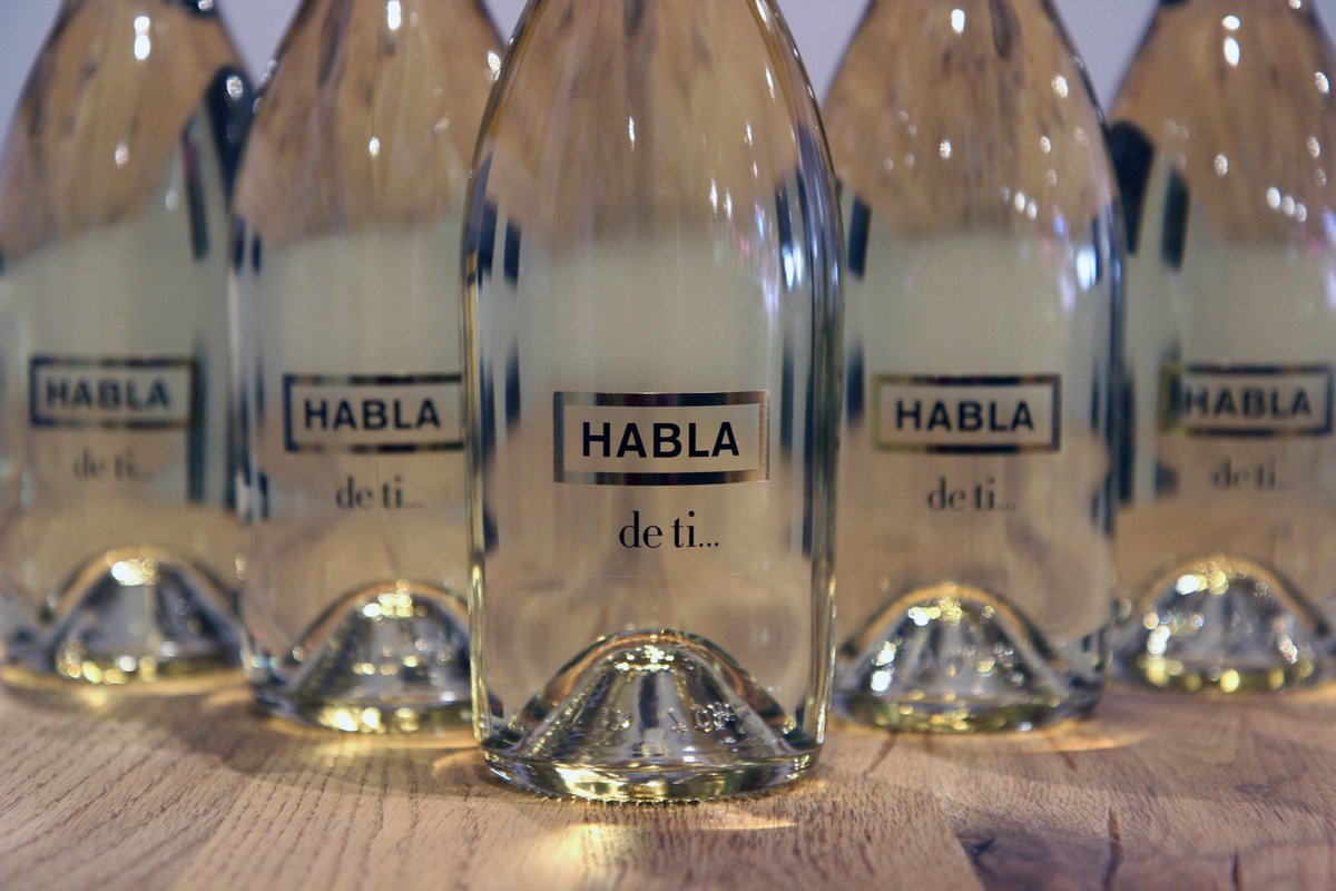 Un domingo de tapeo en una Taberna Ilustrada como la nuestra no se entiende sin un buen #vino. 

#ElReblochón #Ultramarinosilustrado #ProductosGourmet #Foodie #Montecarmelo #ClaraDelRey <a href="/VinosHabla/">Bodegas HABLA</a>