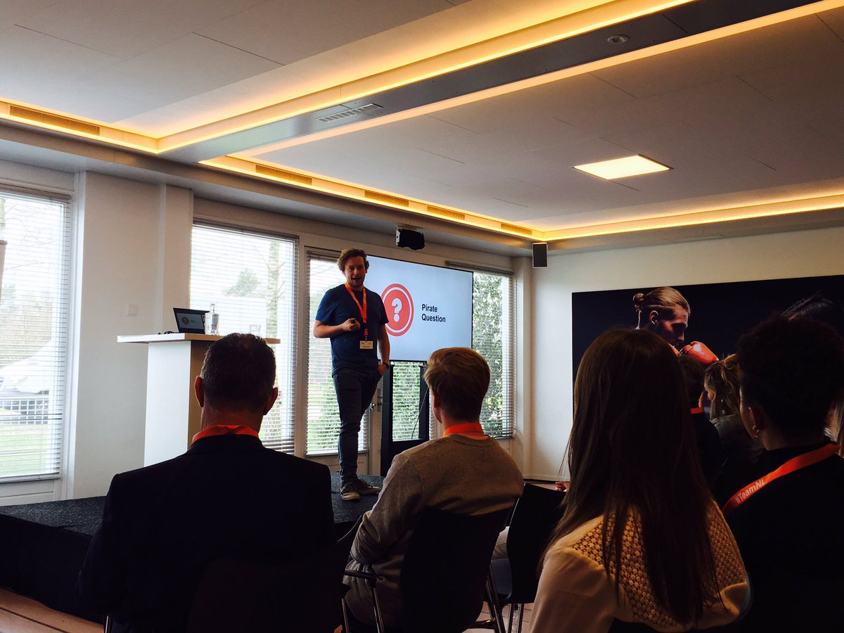 NextSportLevel's tweet photo. Na een korte kennismaking en eerste brainstormsessie verzorgt @kevinhoes van @Sporthogeschool de Powerboost ‘Design thinking’. Hoe komen de ontwerpteams vandaag nou van een idee naar een duurzame oplossing? #innovatie #designthinking #nextsportlevel2019 #sportkunde #nocnsf https://t.co/FT685NZpU5