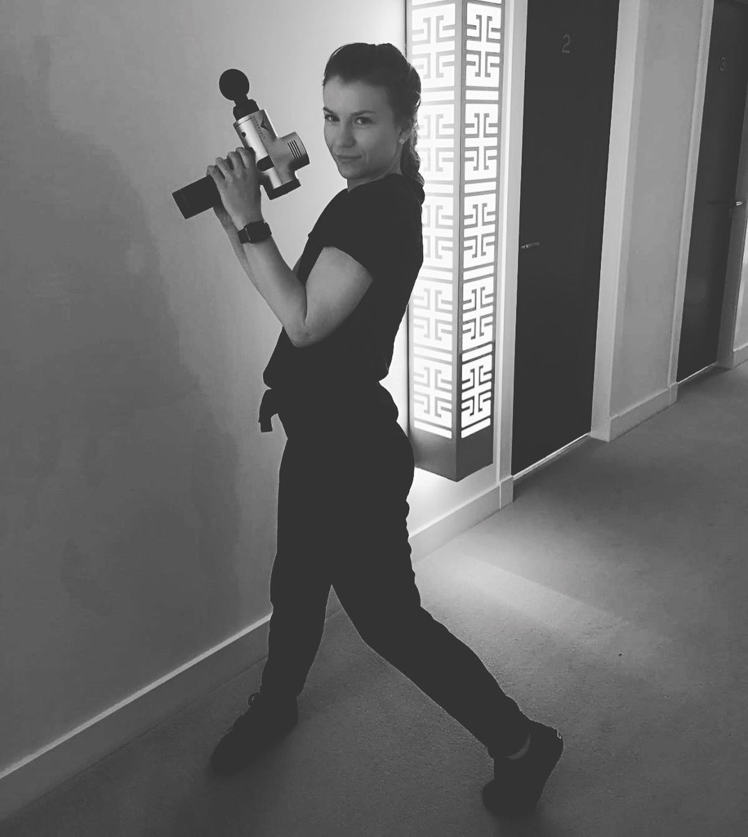 kasiamatejko's tweet photo. Feeling like a #laracroft 🔫 #hypervoltmassagedevice #hypericehypervolt #massagetherapy #blackandwhite #pictureoftheday📷 https://t.co/EDicpvwjRE