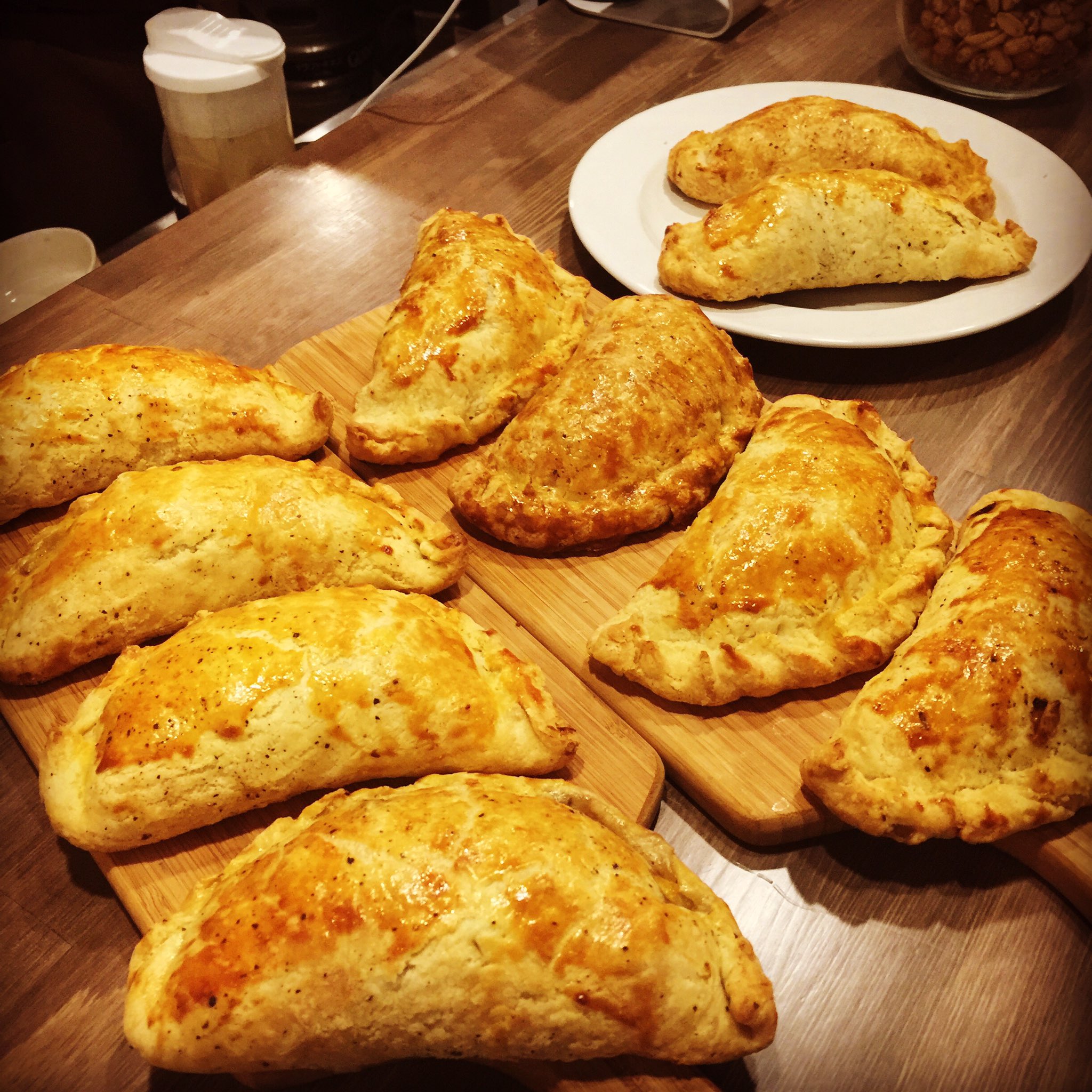 The Hole In The Wall コーニッシュ パスティ 焼きたてです Cornish Pasties Are Ready イギリス料理 Britishfood British Guinness Pubfood T Co 5n7hxpq038 Twitter The Hole In The Wall コーニッシュ パスティ 焼きたてです Cornish Pasties Are Ready イギリス料理 Britishfood British Guinness Pubfood T Co 5n7hxpq038 Twitter