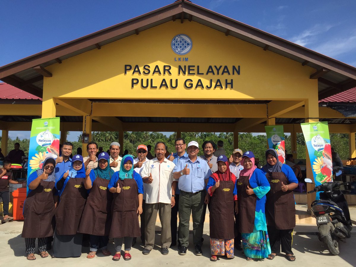 PasarNelayan's tweet photo. Nak tengok rasai suasana lebih meriah, cubalah datang pada hari Khamis dan Sabtu 😄 Pasar ini beroperasi pada jam 2-6 petang setiap hari kecuali hari Jumaat ya!

#PasarNelayan
#SentiasaSegar
#NelayanHeroKami
@LKIMHQ 
@lkim_kelantan https://t.co/jXh7WI3xpo