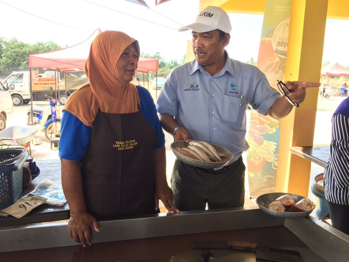PasarNelayan's tweet photo. Nak tengok rasai suasana lebih meriah, cubalah datang pada hari Khamis dan Sabtu 😄 Pasar ini beroperasi pada jam 2-6 petang setiap hari kecuali hari Jumaat ya!

#PasarNelayan
#SentiasaSegar
#NelayanHeroKami
@LKIMHQ 
@lkim_kelantan https://t.co/jXh7WI3xpo