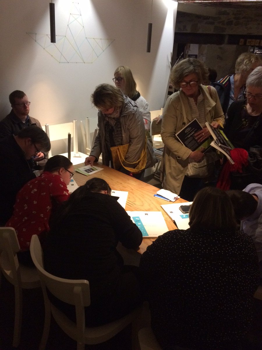 LibCoiffard's tweet photo. Une très belle soirée partagée hier au restaurant @refletNantes autour de l'équipe, et du livre "Restaurants extraordinaires" 😁😍avec une séance de dédicace extraordinaire 😊@EHESP_Editions #restoextra https://t.co/z6kHkxQWK2