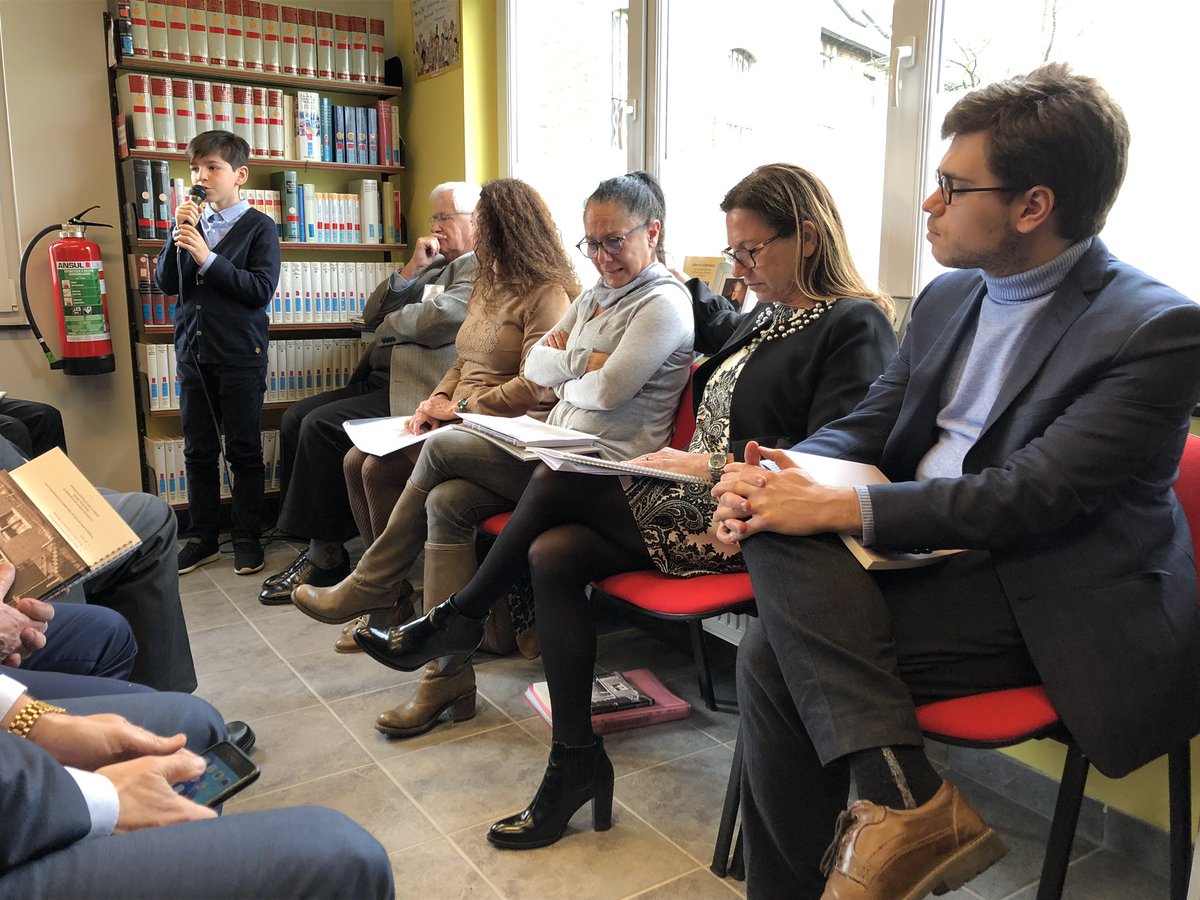 DBoBruessel's tweet photo. Leopold #Guthmann Töchter Charlotte, Simonne, Marianne &amp; sein Enkel Julien Goossens übergaben heute hunderte wertvolle Bücher an die Pfarrbibliothek #Eupen und erinnerten an das Leben des Shoah-Überlebenden. https://t.co/4jIVQZUzaE @_Stolpersteine_ @AuswaertigesAmt @OstbelDirekt https://t.co/0AZVnnN30e