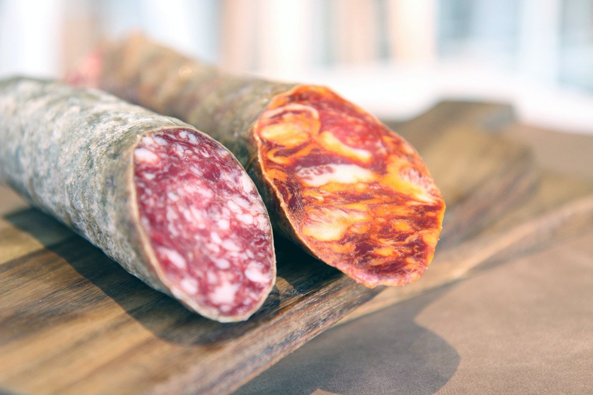 Ese olor de nuestros embutidos que hará que cuando entres se te haga la boca agua. Ven y llévate a casa el sabor de la dehesa. 

#Reblochón #UltramarinosIlustrado #TabernaIlustrada #Montecarmelo #ClaraDelRey