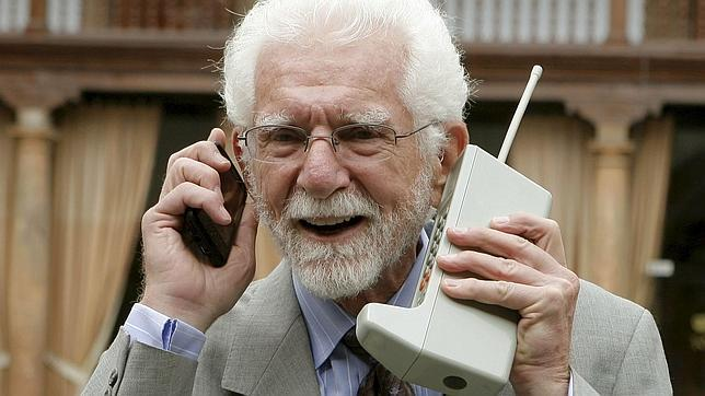cdecountry's tweet photo. El 3 de abril de 1973, Martin CdeCooper realizo la primera llamada con un teléfono móvil. 📰📰📰

🎊 Desde CdeCountry queremos CdeConmemorar este día como el día de CdeCooper. 🎊 https://t.co/lkIkLaUH1z