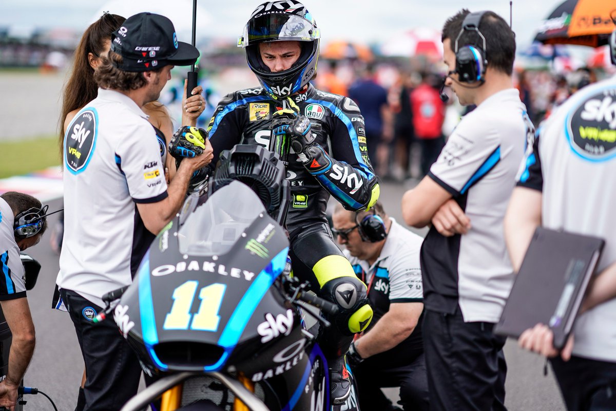 VR46RacingTeam's tweet photo. π Battiti accelerati
π Concentrazione totale
π₯ Gli ultimi istanti prima del via
π¦π· #SkyVR46Arg #ArgentinaGP https://t.co/h1YBAUXqZz