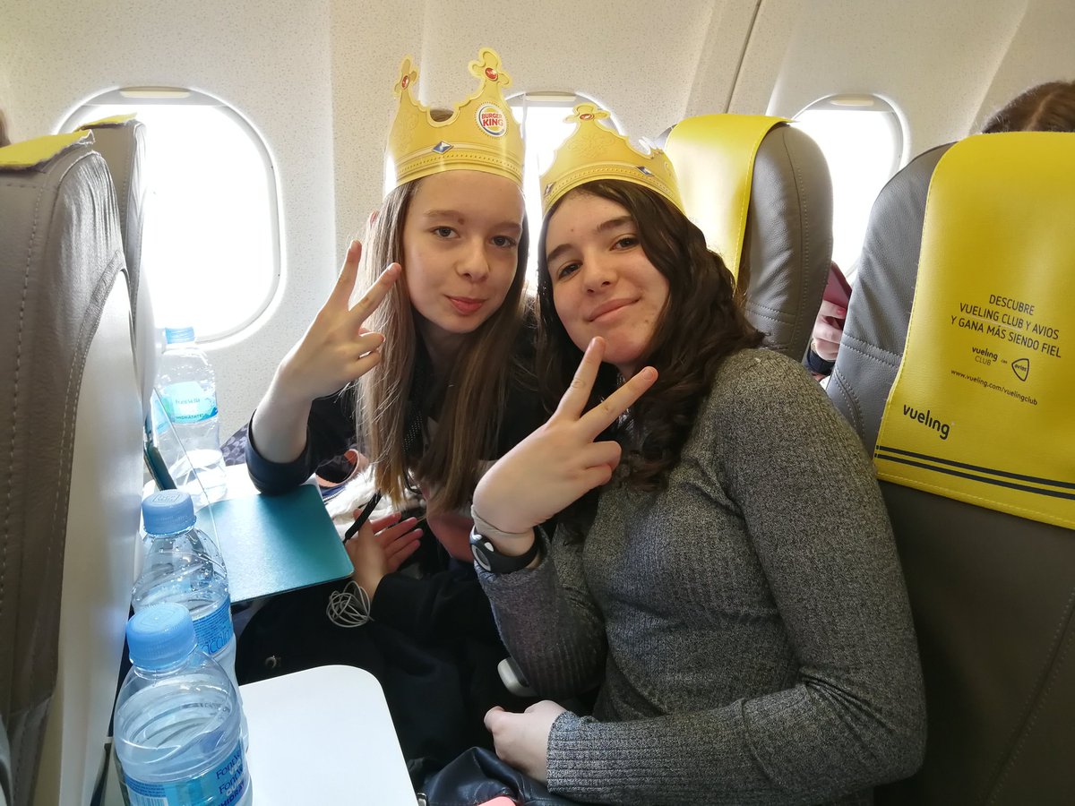 nogensmenys's tweet photo. Nerviiiiiiiis i molta il•lusió #Begeisterung #Schulaustausch
#Wolfhelmschule @InstitutSantPol Gute Reise! https://t.co/XpSnfqykcd