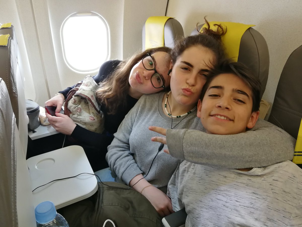 nogensmenys's tweet photo. Nerviiiiiiiis i molta il•lusió #Begeisterung #Schulaustausch
#Wolfhelmschule @InstitutSantPol Gute Reise! https://t.co/XpSnfqykcd