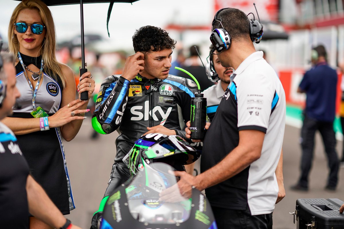 VR46RacingTeam's tweet photo. π Fast heartbeats
π Full focus
π₯ The last moments before the lights go out
π¦π· #SkyVR46Arg #ArgentinaGP https://t.co/HtOnNJbjMr