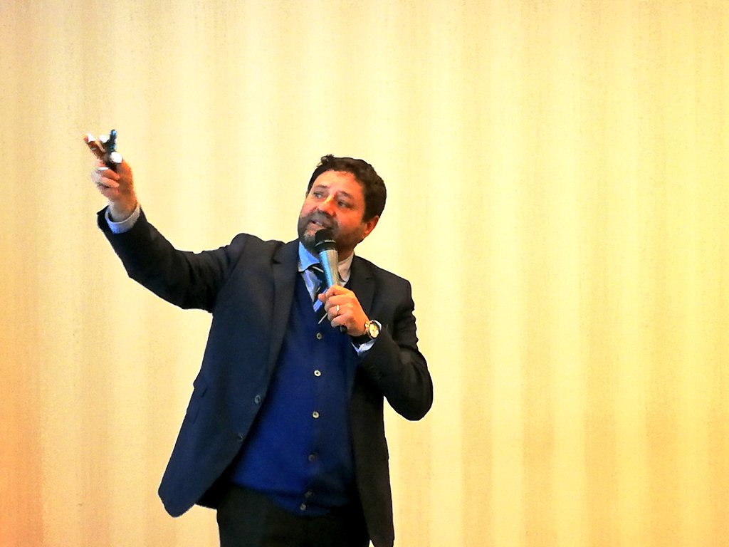 francy_0207's tweet photo. Il cliente è la nostra forza perché vi sprona a trovare le migliori soluzioni: in questo caso, si parla della conservazione #digitale di contenuti e immagini.
Maurizio #Tuccio, CEO @PiqlItalia, durante la presentazione di #dpmagazine https://t.co/PIczfOwyhN