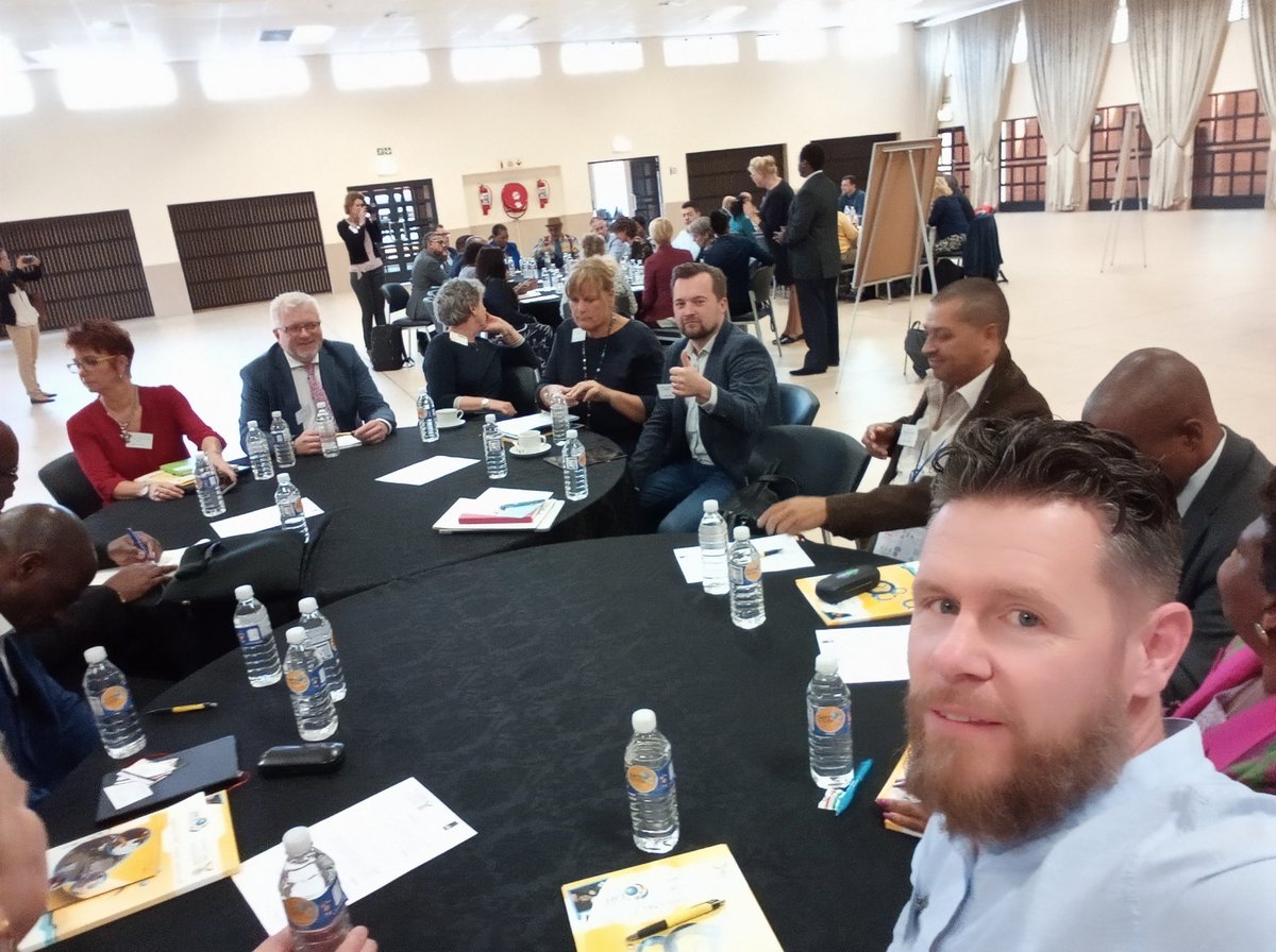 amenyo's tweet photo. Ontmoeting tussen Zuid-Afrikaanse en Nederlandse mbo scholen. Ideeën voor samenwerken: uitwisseling docenten &amp; studenten, samen (curriculum) ontwikkelen, leren van elkaar, peer review, ondernemerschap. Er zijn al mooie initiatieven! @Zadkine #ditismbo Met @nuffic &amp; @MinOCW https://t.co/2ccF1egin2