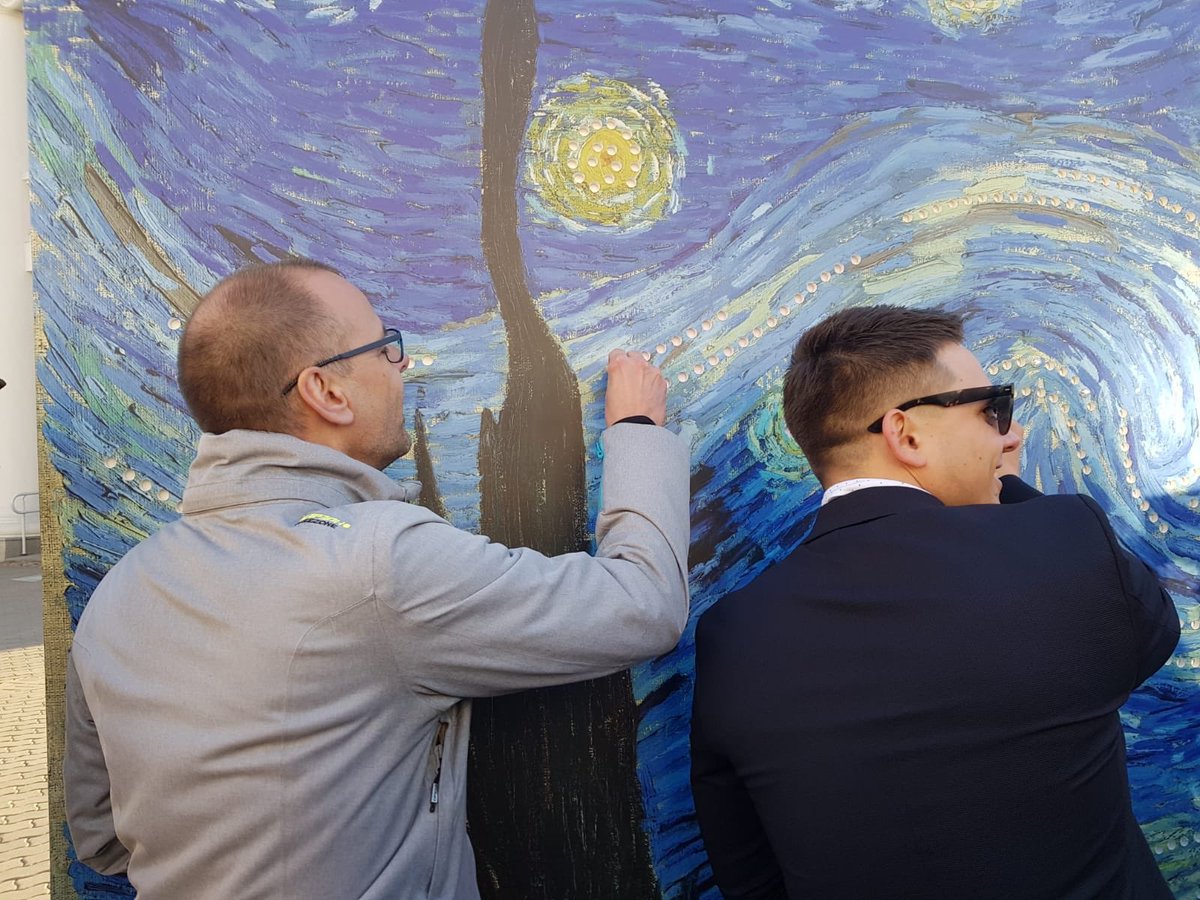 twkazou's tweet photo. Hans onze manager geeft het startschot van de #autisme week in Minsk samen met #velcom dit vlak voor de première maken zij het blauw dat staat voor autisme wen stukje lichter door lampjes te plaatsen. #Minsk #blik #trots op hem. https://t.co/DNXXkOZYWm
